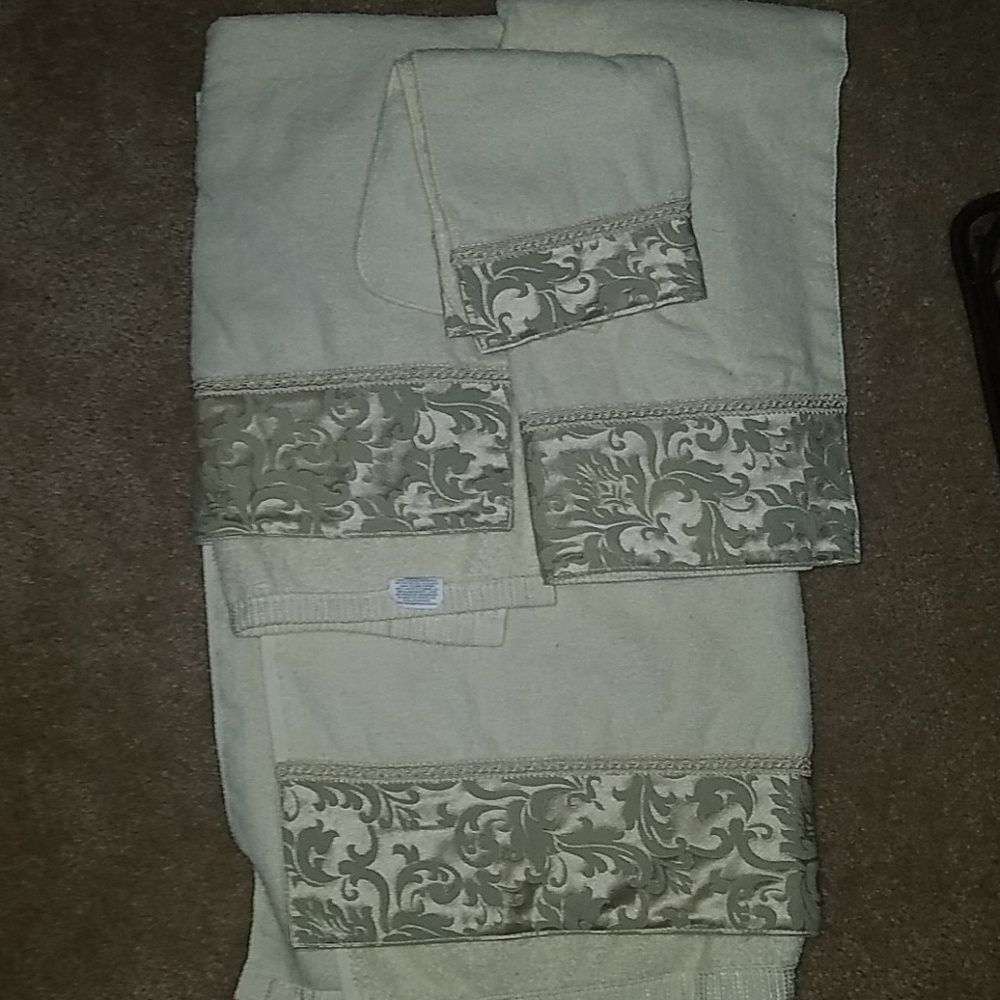 JCPenney's 4 set towels light cream mint..